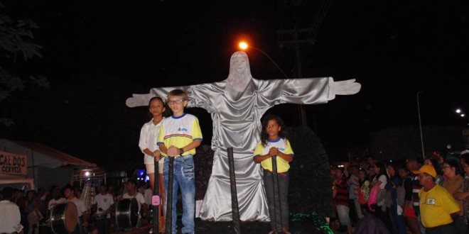 VEJA FOTOS do desfile escolar no distrito de Ourânia VEJA FOTOS do desfile escolar no distrito de Ourânia