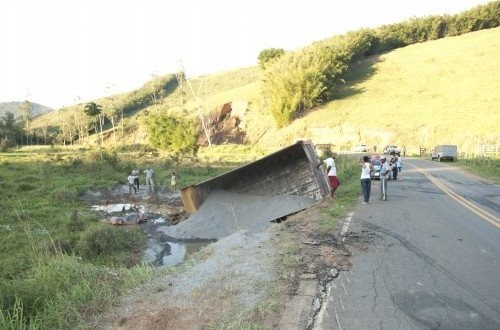 Caminhão carregado de pedra tomba na RJ 230 entre Porciúncula e Antônio Prado (MG)