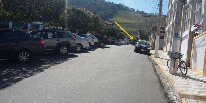 Leitor denuncia veículo oficial estacionado na contramão em frente à Prefeitura de Natividade
