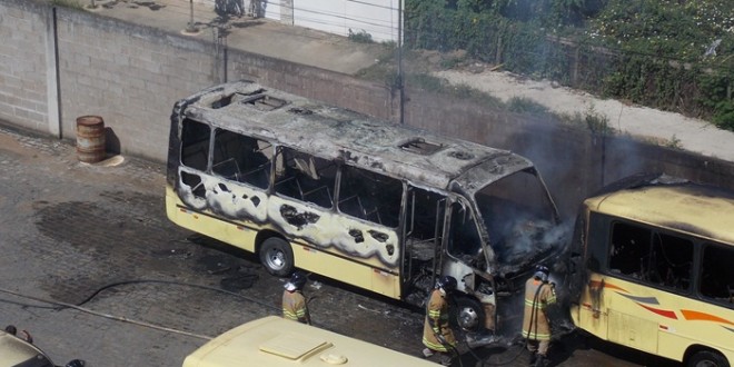 Dois ônibus destruídos durante incêndio no pátio de empresa em Itaperuna
